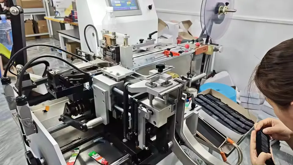 Automatic folding machine preparing garment labels